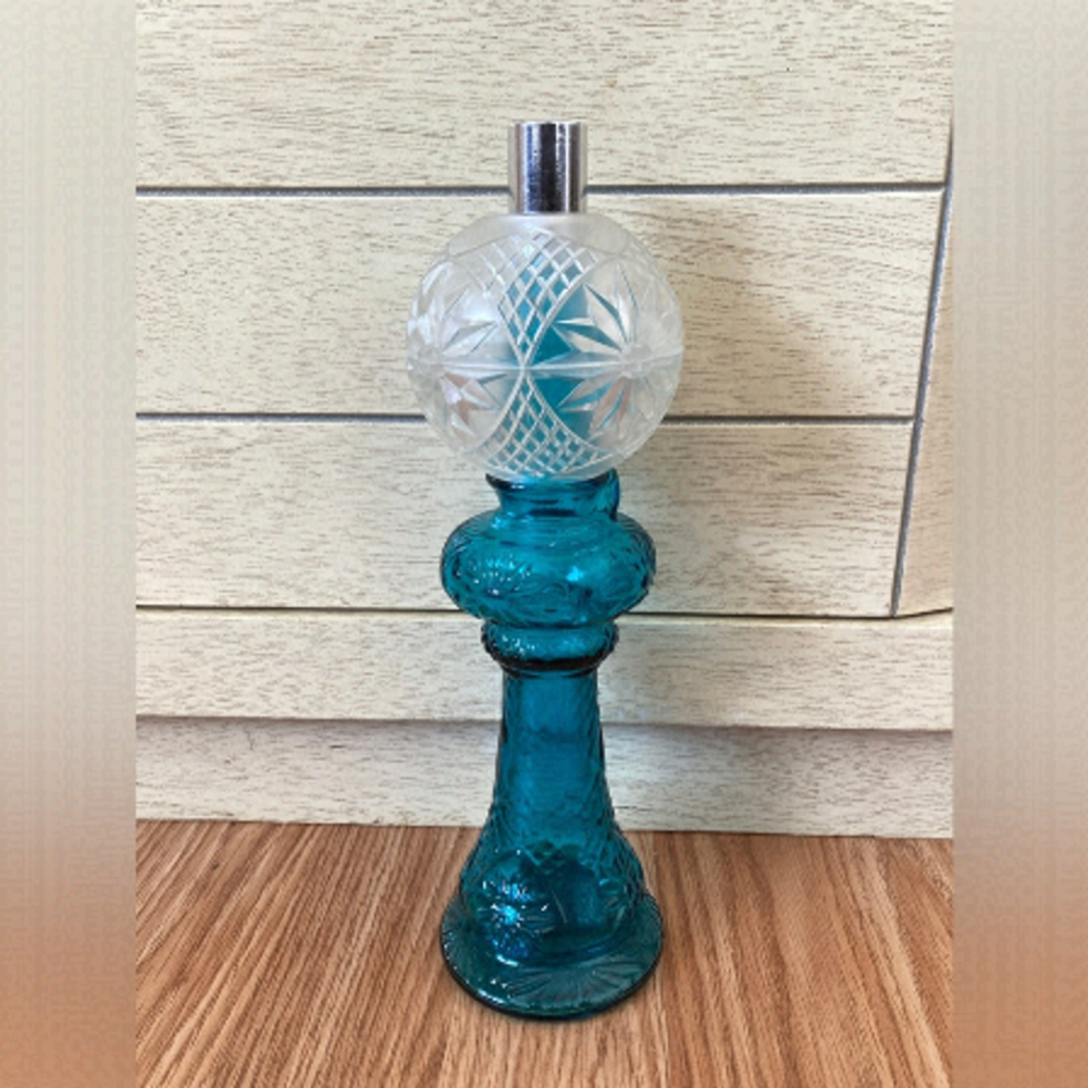 Vintage Avon “Mansion Lamp” Decanter Moonwind Cologne from 1976...empty/with box